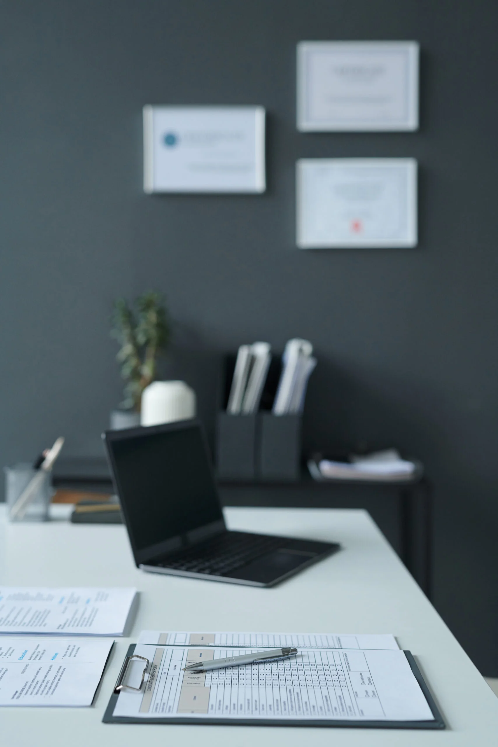 Incentivizing employees with shares or options